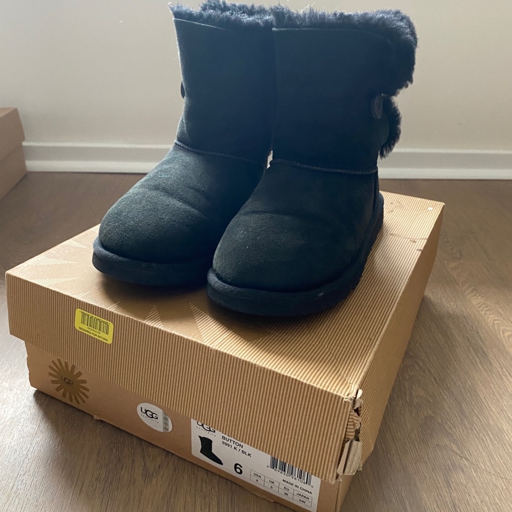 Bailey Button UGGS black